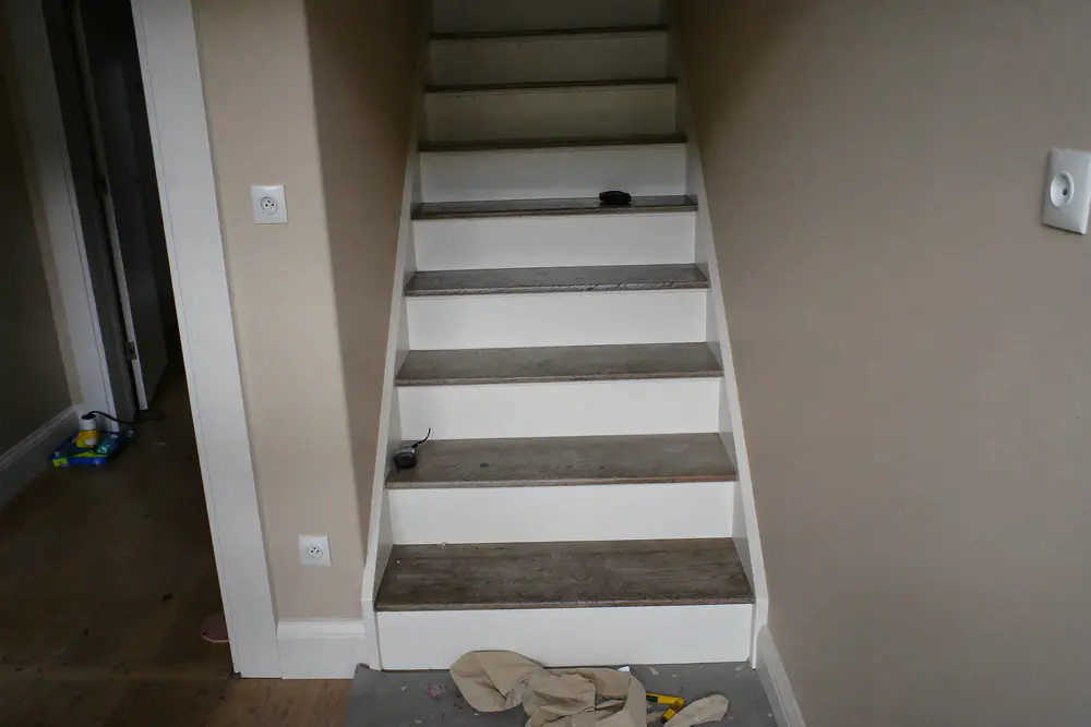 Trap tijdens het dichtmaken: nieuwe witte stootborden geplaatst, treden nog niet afgewerkt